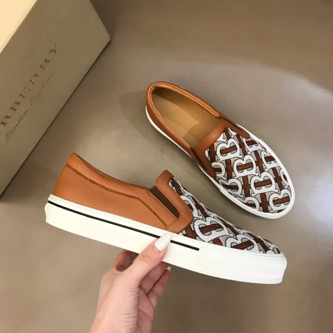 ◾️▫P340 B's new spring and summer product, men's classic low-cut slip-on sneakers, made of classic retro B's printed canvas material, spliced ​​with layered calfskin, and decorated with a new brand logo. First-layer cowhide lining, embossed Burberry logo on the heel, and original TPU outsole!  Size: 38-45